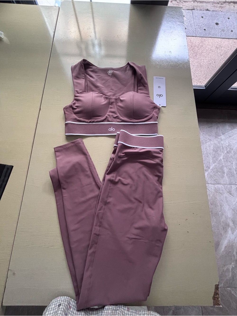 ALO Yoga Women's Dusty Rose Leggings and Matching Crop Top Set - Picture 6 of 7